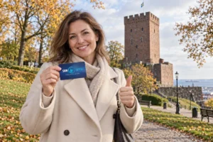 SkimSkydd RFID-skyddskort och plånbok i en vardagsscen utomhus vid Kärnan i Helsingborg