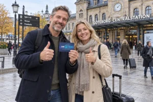 En person visar ett SkimSkydd RFID-skyddskort och gör tummen upp utanför Göteborgs centralstation