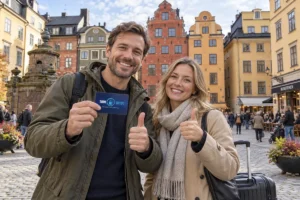 En person visar ett SkimSkydd RFID-skyddskort och gör tummen upp på Stortorget i Stockholm